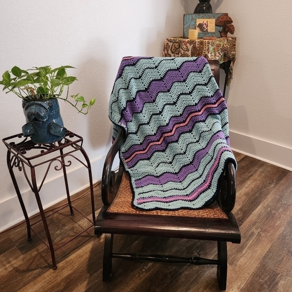 HANDCRAFTED crochet blanket Chevron print with scalloped edge - Picture 2 of 6